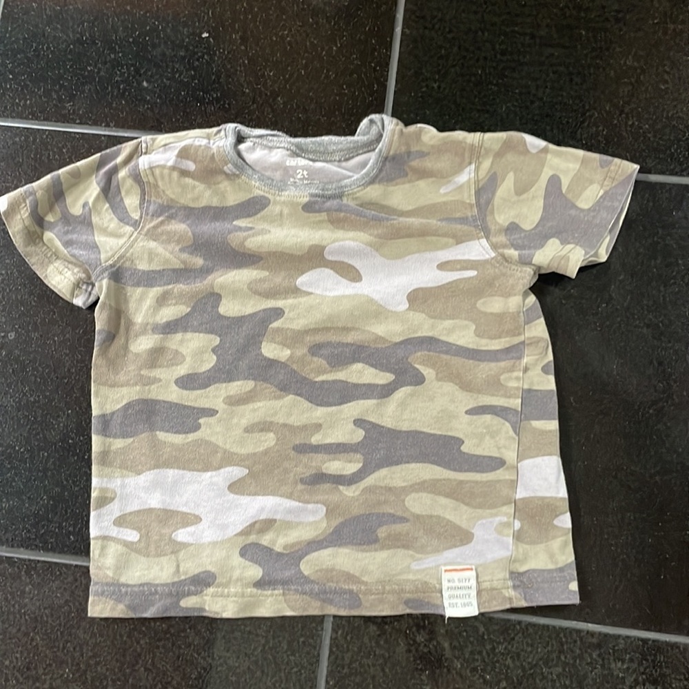 ♡Carter's army T-shirt size 2T
